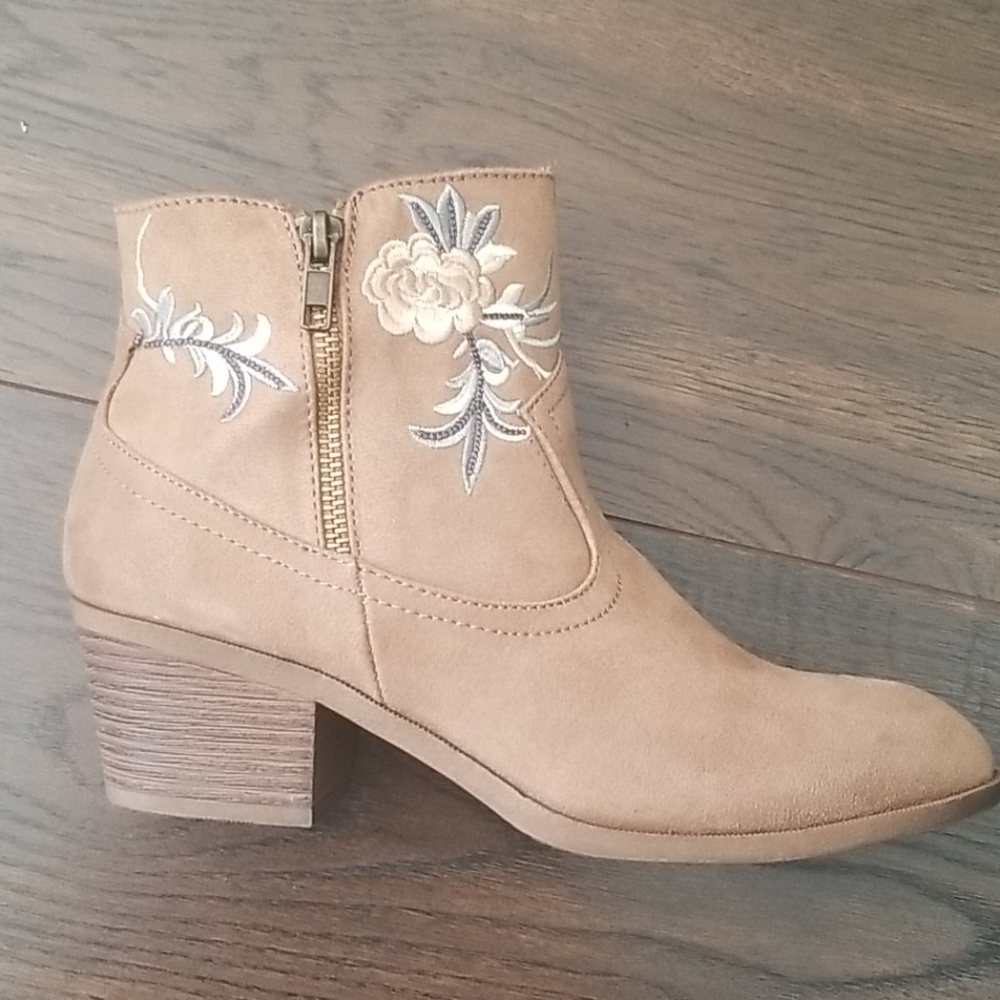 New suede like boot with embroidery